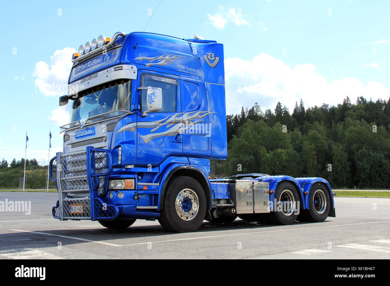 Mariehamn, Finnland - 11. August: Blauer Scania Lkw auf einem Parkplatz in Mariehamn, Finnland eingerichtet am 11. August 2013. Scania setzt ihre Bemühungen fort, um e Stockfoto