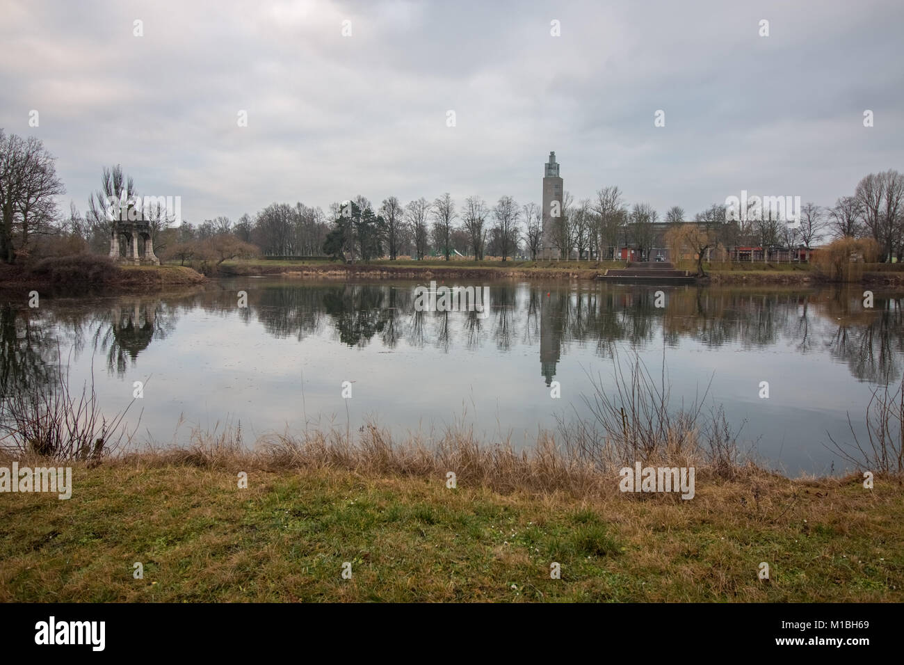 Der Stadtpark von Magdeburg mit dem Adolf-Mtags - Siehe . Stockfoto