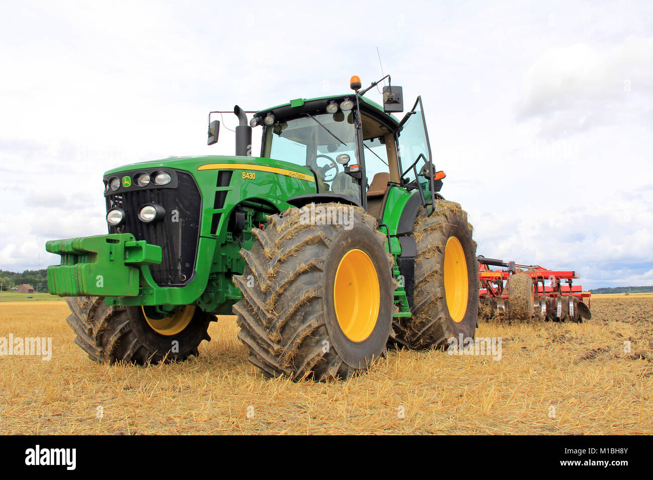 SALO, Finnland - 10. August: John Deere 8430 Traktoren und Vaderstad Kultivator am jährlichen Puontin Peltopaivat Landwirtschaft zeigen angezeigt Stockfoto
