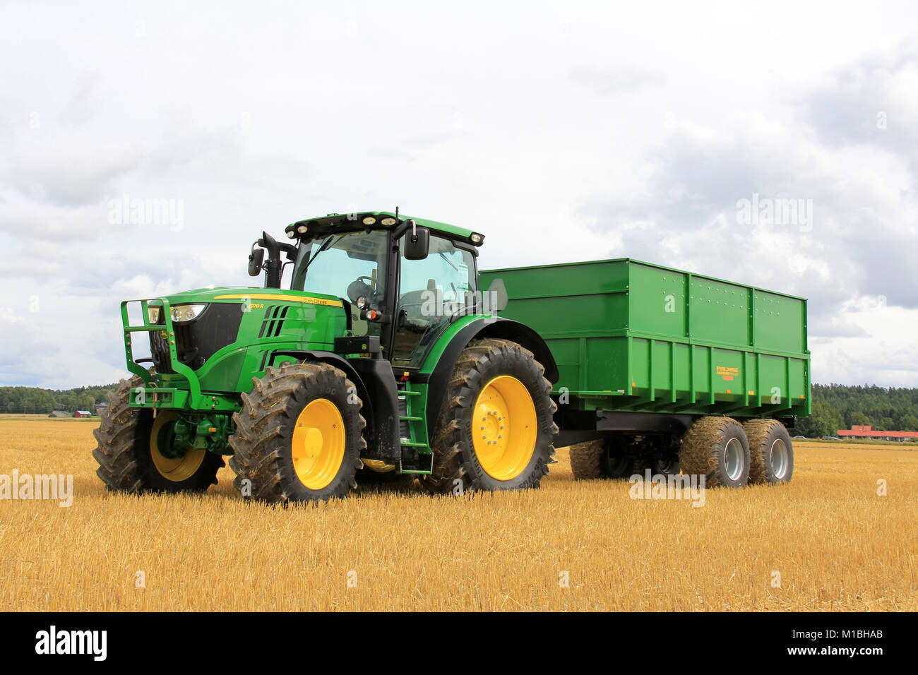 SALO, Finnland - 10. August: John Deere 6170 R Traktoren und Palmse 1900 Anhänger bei der jährlichen Puontin Peltopaivat Landwirtschaft zeigen angezeigt Stockfoto