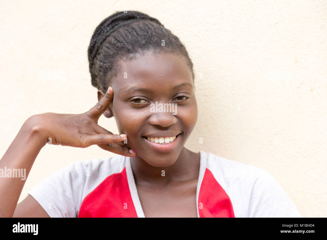 Einen schönen lächelnden Jungen ugandische Frau (27-Jährige) Stockfoto