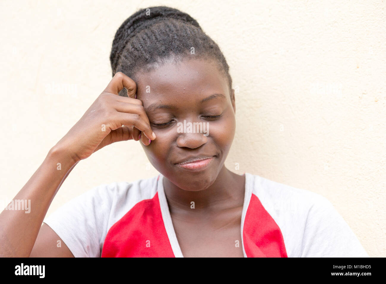 Einen schönen lächelnden Jungen ugandische Frau (27-Jährige) Stockfoto