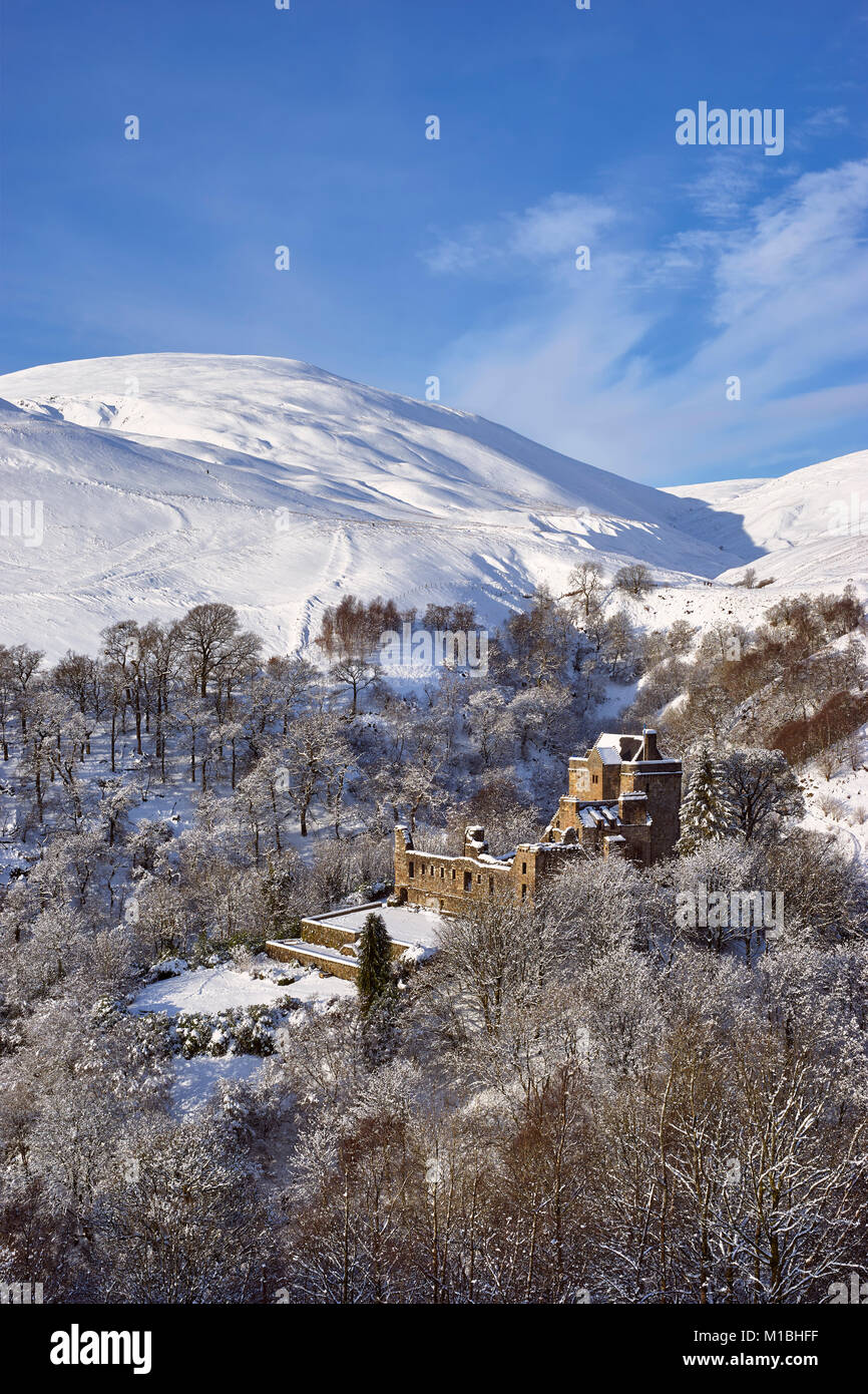 Castle Campbell, Dollar, Clackmannanshire, Schottland. Im Winter Schnee, auch als Schloss Doom bekannt Stockfoto