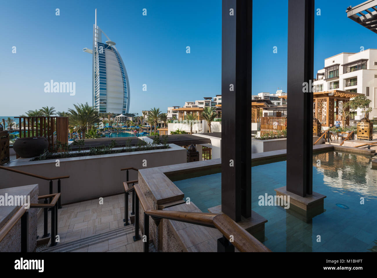 Blick auf den Luxury Beachfront Hotel Burj Al Arab auf einer künstlichen Insel in Dubai, VAE, Vereinigte Arabische Emirate entfernt Stockfoto