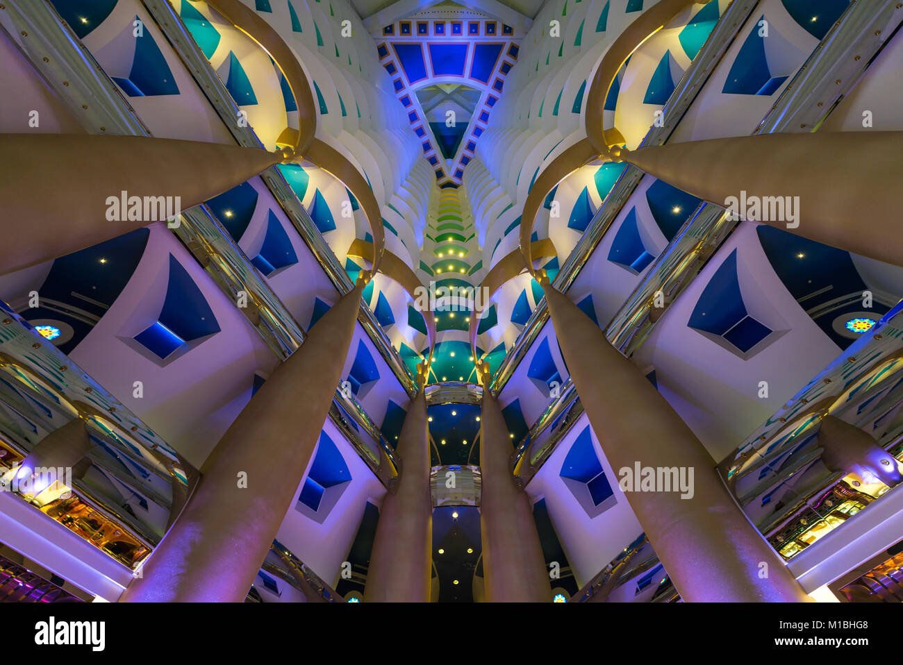 Innenraum des Burj Al Arab, Luxushotel auf einer künstlichen Insel in Dubai, VAE, Vereinigte Arabische Emirate entfernt Stockfoto