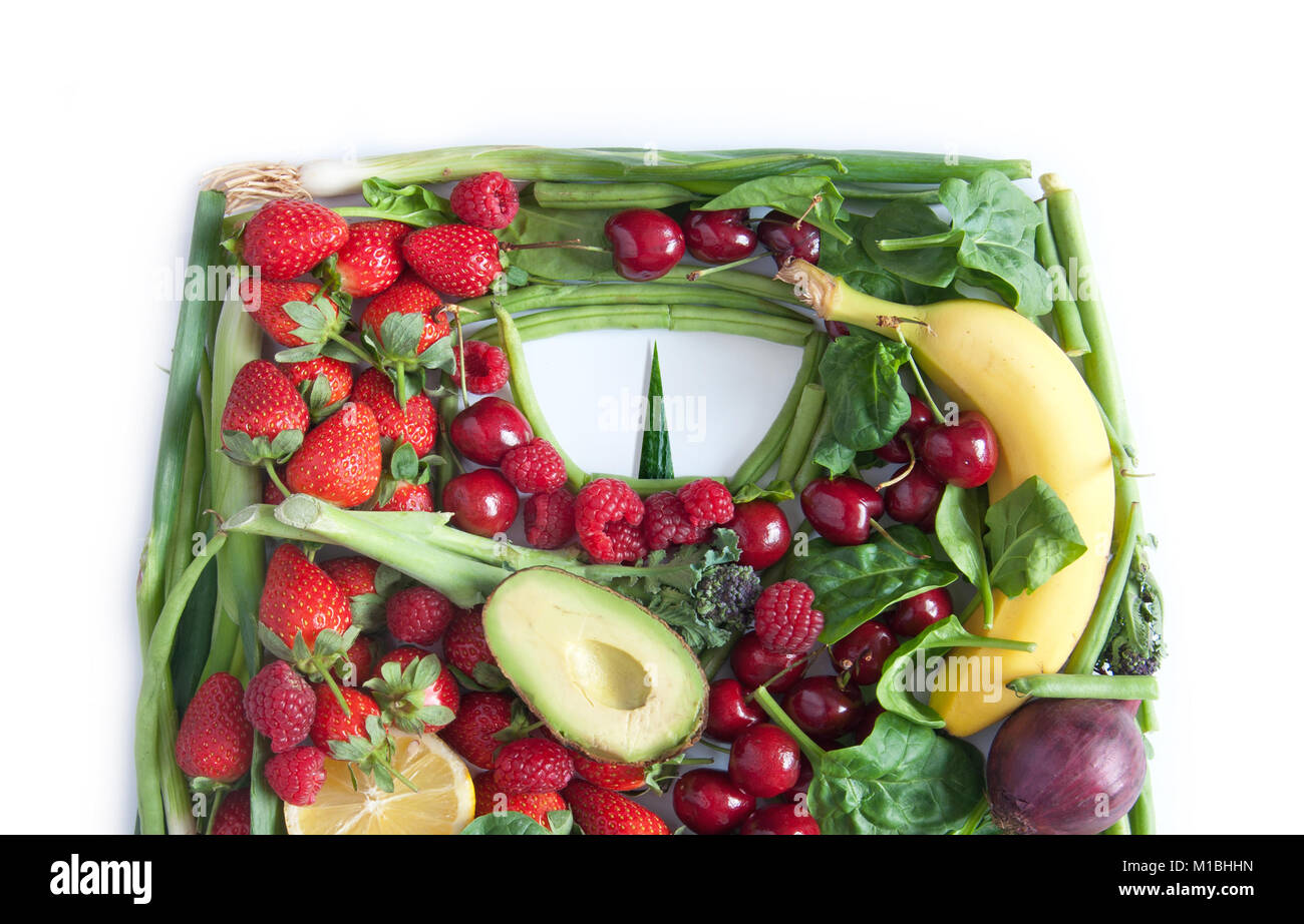Waagen von Obst und Gemüse über einem weißen Hintergrund Stockfoto