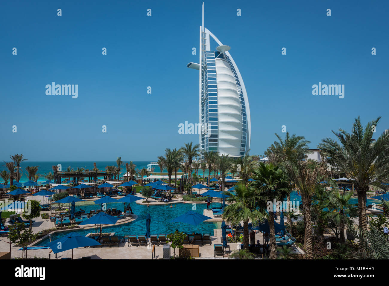 Blick auf den Luxury Beachfront Hotel Burj Al Arab auf einer künstlichen Insel in Dubai, VAE, Vereinigte Arabische Emirate entfernt Stockfoto