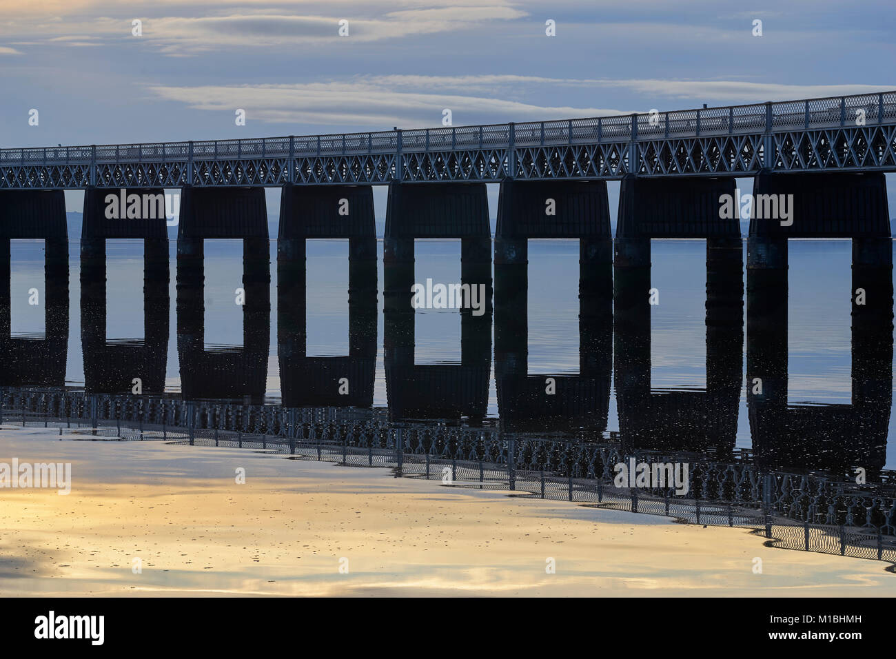 Tay Rail Bridge, Dundee, Schottland. Im Firth von Tay bei Sonnenuntergang wider Stockfoto