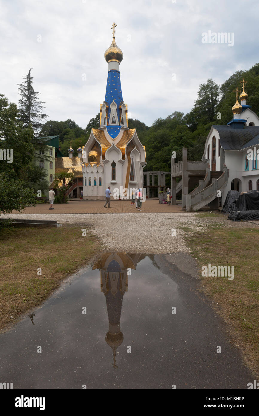 Lesnoye, Sotschi, Adler, die Region Krasnodar, Russland - Juli 11, 2016: Blick auf den Tempel zu Ehren der Ikone der Muttergottes von Semistrelnaya in der Stockfoto