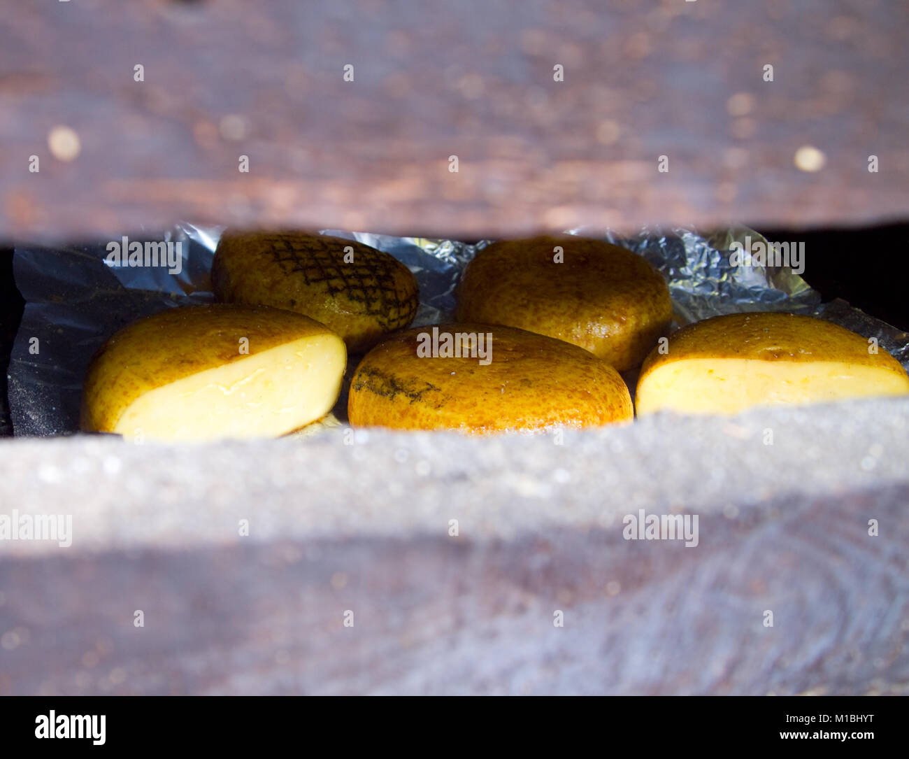 Produktion von geräucherter Käse Adygei Stockfoto