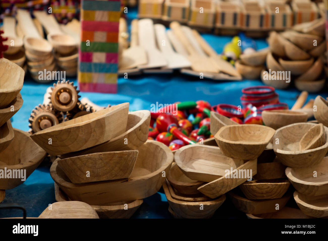 Mexikanische Handarbeit Holzlöffel und Schokolade Mischer auf dem Markt Stockfoto