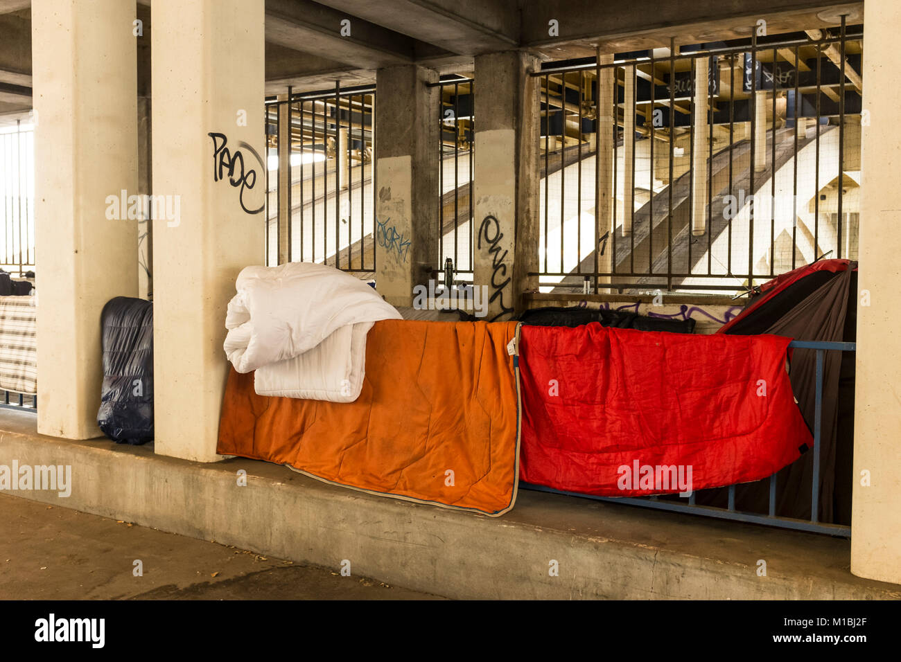 Schlafsäcke für obdachlose Menschen, die unter Grosvenor Eisenbahnbrücke, Chelsea, London, UK zu trocknen Stockfoto