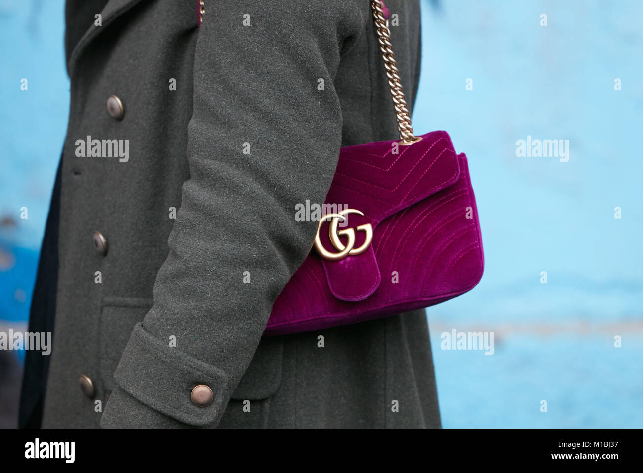 Mailand - Januar 15: Frau mit lila Samt Gucci Tasche mit goldenen Kette vor  dem Pal Zileri fashion show, Mailand Fashion Week street style am 15.  Januar Stockfotografie - Alamy