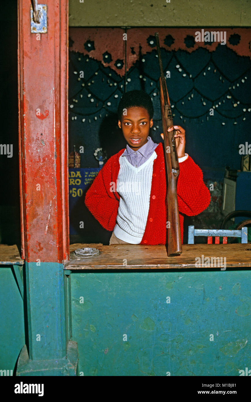 Kap Verde junge Frau Kirmes Schießstand, Lissabon, Portugal Stockfoto