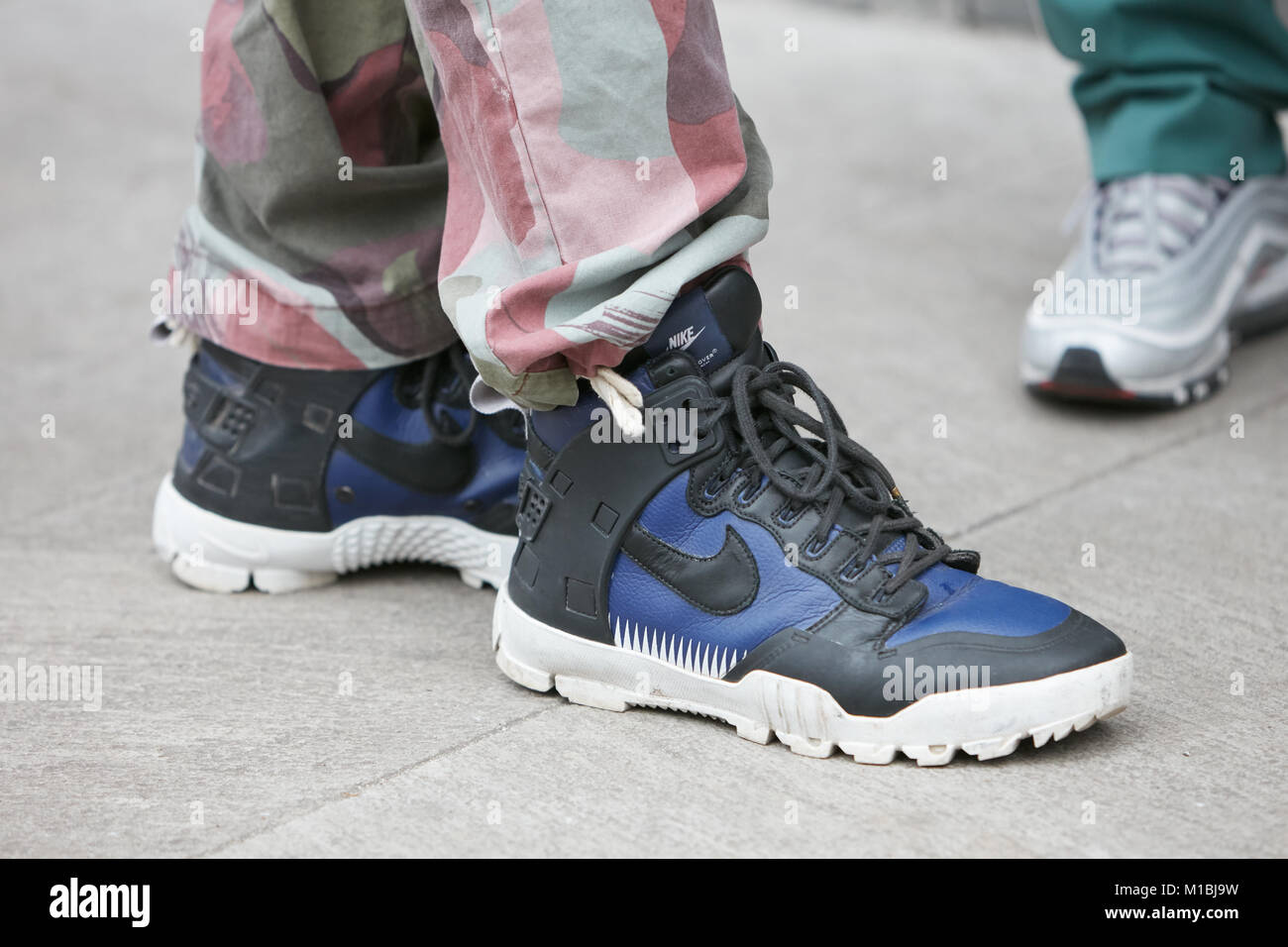 Mailand - Januar 15: Mann mit blauen und schwarzen Nike Sneaker Schuhe vor Giorgio Armani Fashion Show, Mailand Fashion Week street style am 15. Januar 2018 Stockfoto
