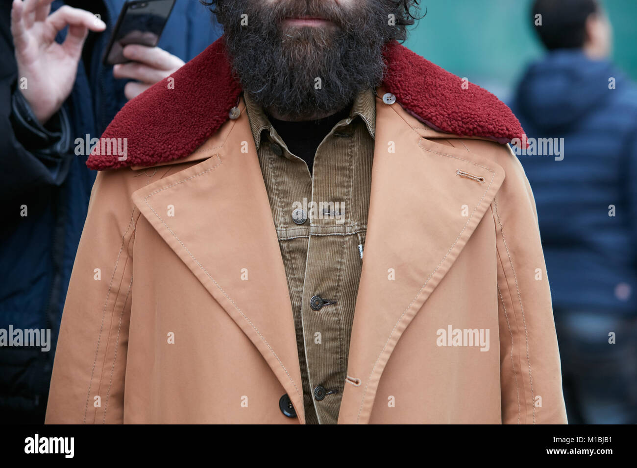Mailand - Januar 15: Mann mit beigen Mantel und rotem Fell Kragen vor Giorgio Armani Fashion Show, Mailand Fashion Week street style am 15. Januar 2018 in Stockfoto