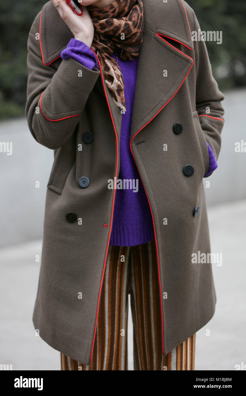 Mailand - Januar 15: Frau mit braunen Mantel mit rand rot und lila Pullover vor Giorgio Armani Fashion Show, Mailand Fashion Week street style Ja Stockfoto