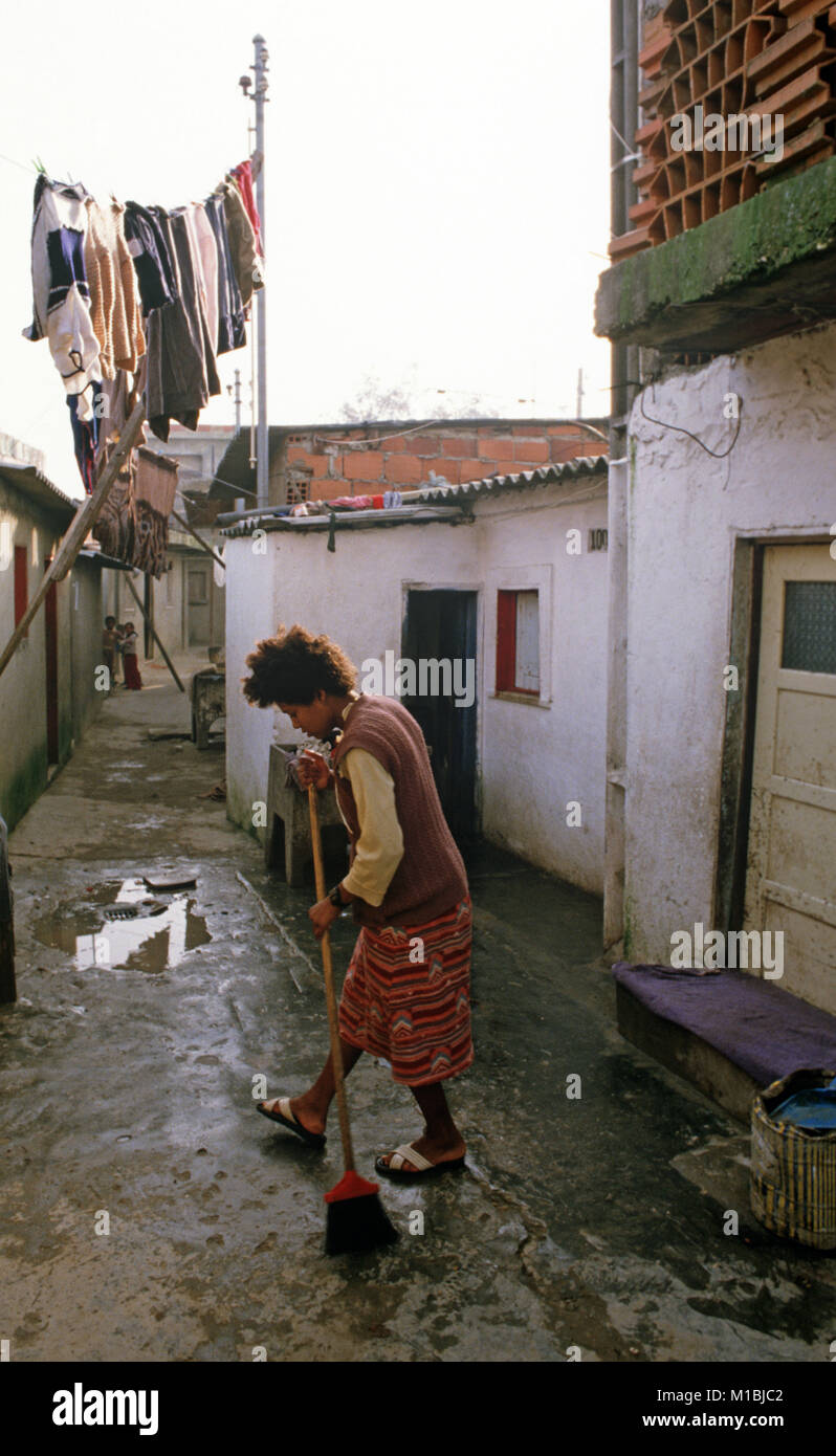 Kap Verde Frau putzen vor ihrem Haus, Lissabon, Portugal Stockfoto