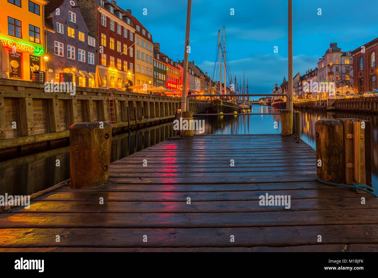 Kopenhagen, Dänemark - 28. FEBRUAR 2017: Nyhavn in der Nacht. Eine aus dem 17. Jahrhundert am Wasser-, Kanal- und Vergnügungsviertel mit bunten Stadthäuser Stockfoto