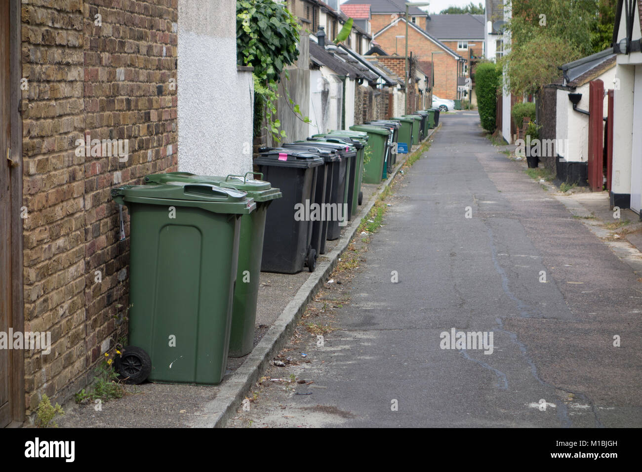 Inländische recycling Bins und allgemeinen Haushalt Abfalleimer links entlang der Straße von Wohngebiet, Großbritannien Stockfoto