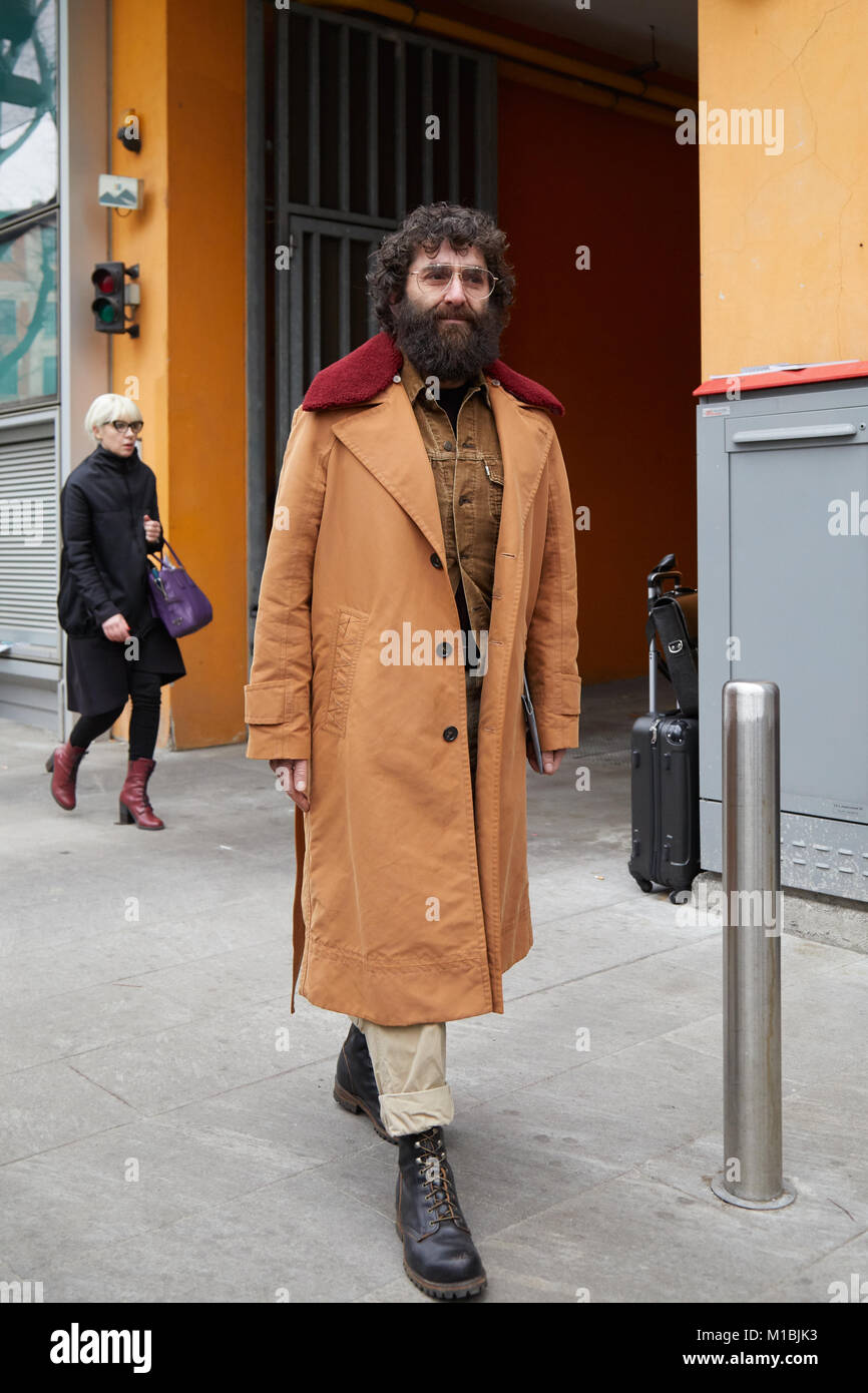 Mailand - Januar 15: Mann mit beigen Mantel mit rotem Fell Kragen vor Giorgio Armani Fashion Show, Mailand Fashion Week street style am 15. Januar 2018 in Stockfoto