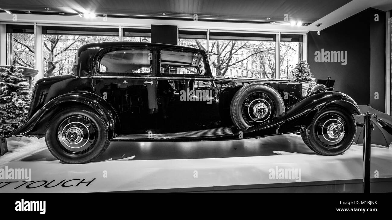 BERLIN - Dezember 21, 2017: Showroom. Luxury Car Rolls-Royce Phantom II Continental Park Ward Reiselimousine, 1933. Schwarz und Weiß. Stockfoto