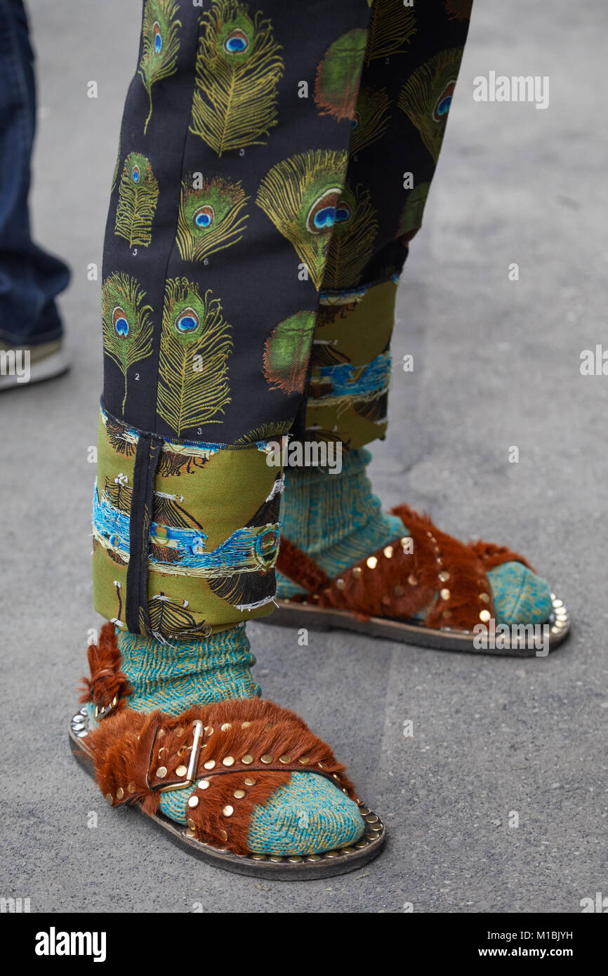 Mailand - Januar 15: Mann mit braunem Fell Sandalen und schwarze Hose mit  pfauenfedern vor Fendi fashion show, Mailand Fashion Week street style J  Stockfotografie - Alamy