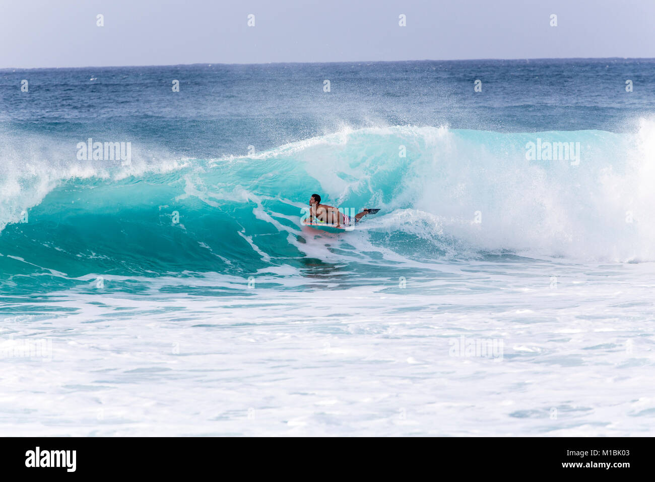 Banzai Pipeline, Oahu/Hawaii - Februar 27, 2017: ein bodyboarder reiten Barrel die Banzai Pipeline, einem sehr beliebten pro-Surf Spot am Northshore r Stockfoto