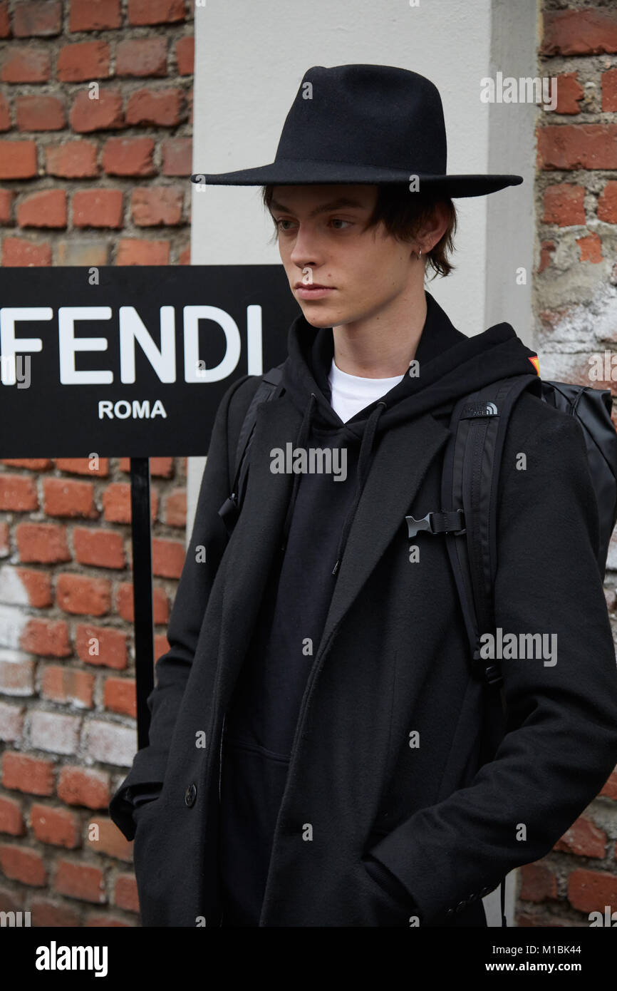 Mailand - Januar 15: Modell mit schwarzem Hut nach Fendi fashion show, Mailand Fashion Week street style am 15. Januar 2018 in Mailand. Stockfoto