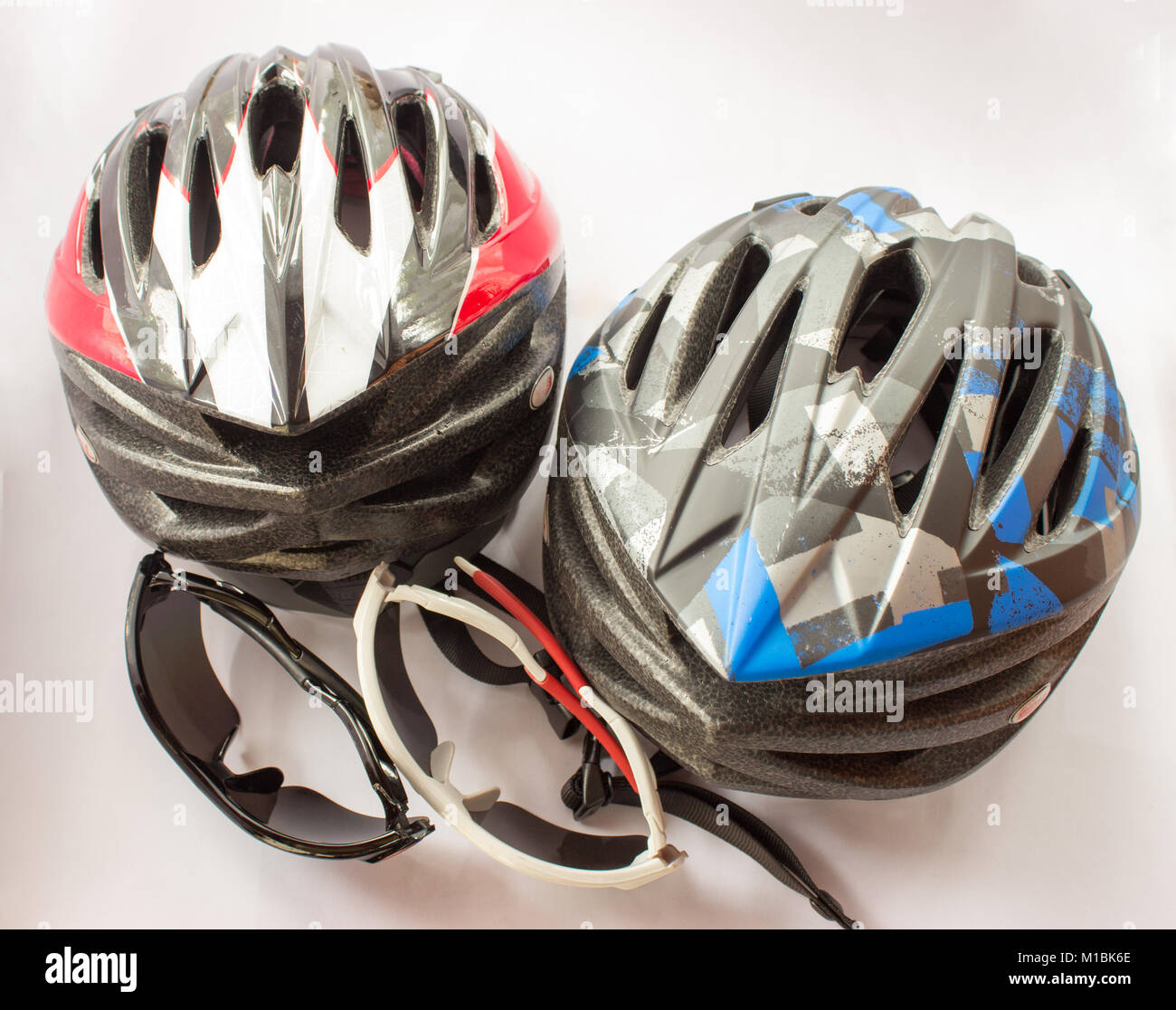 Radfahren Helme und Brillen auf den weißen Hintergrund Stockfoto