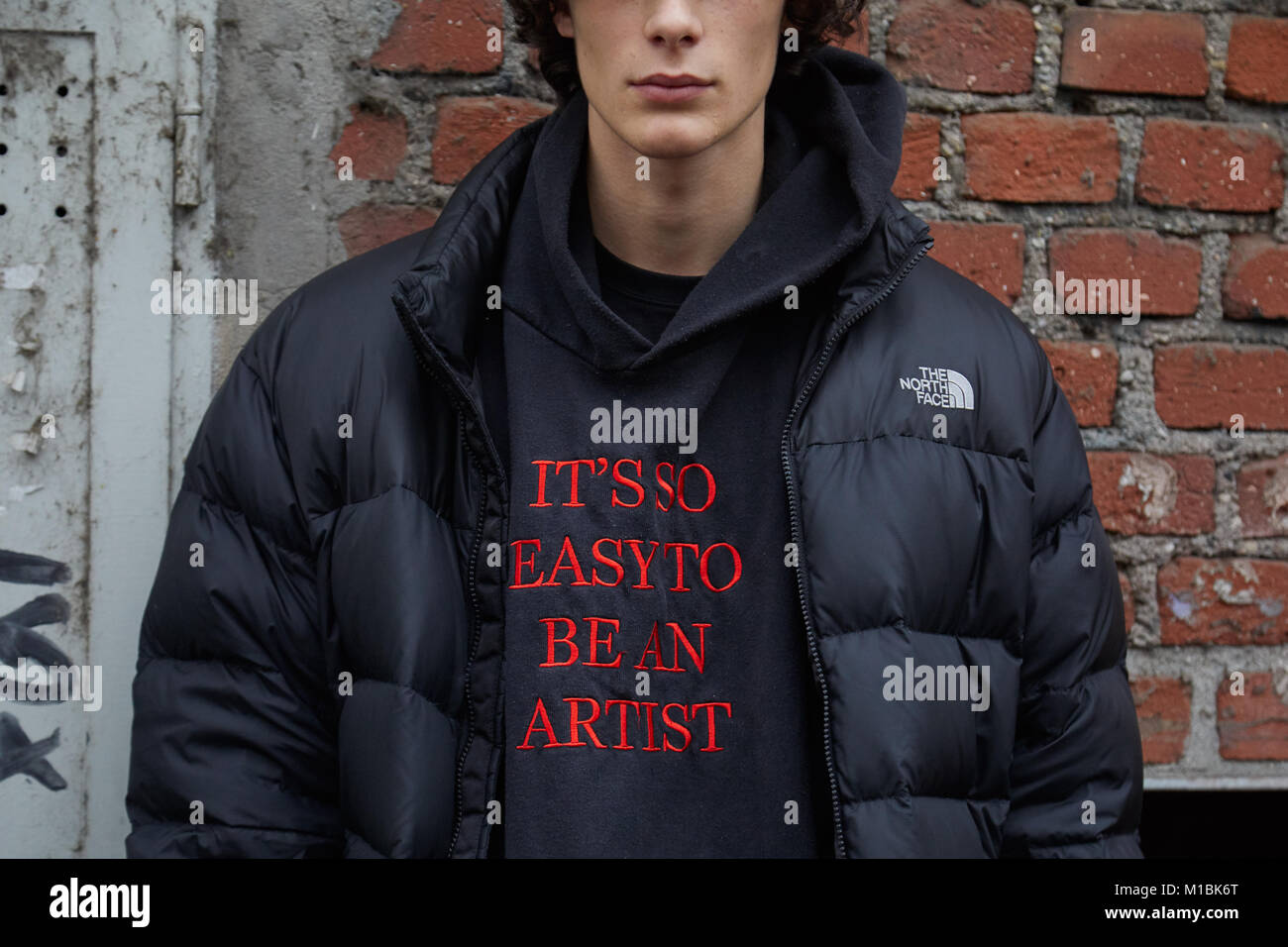 Mailand - Januar 15: Mann mit schwarzen The North Face gefütterte Jacke und Kapuze mit 'Es ist so einfach, ein Künstler das Motto vor Fendi fashion show, Mailand. Stockfoto