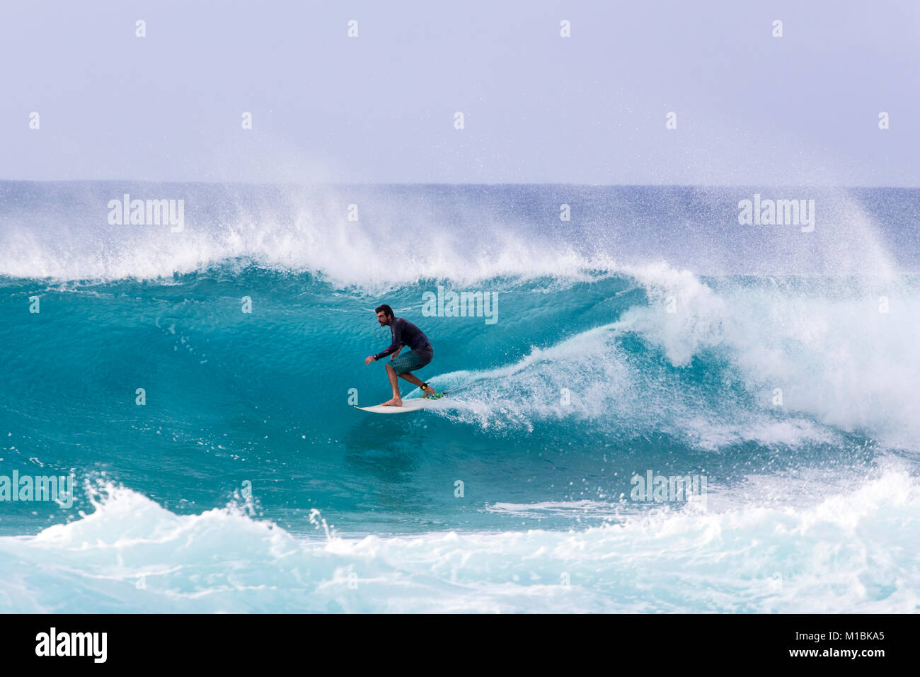 Banzai Pipeline, Oahu/Hawaii - Februar 27, 2017: ein Surfer reiten Barrel die Banzai Pipeline, einem sehr beliebten pro-Surf Spot am Northshore region Stockfoto