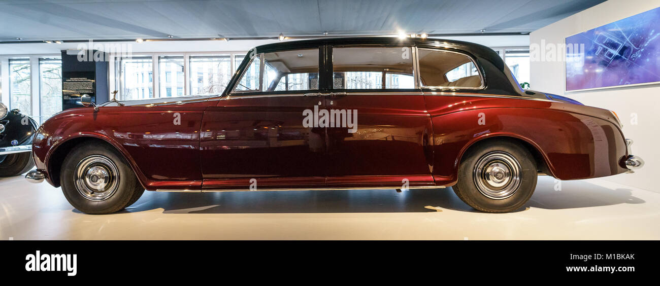 BERLIN - Dezember 21, 2017: Showroom. Ultra - Exklusive 4-türiger Limousine Rolls-Royce Phantom V, 1961. Aufbauten von Park Ward. Stockfoto