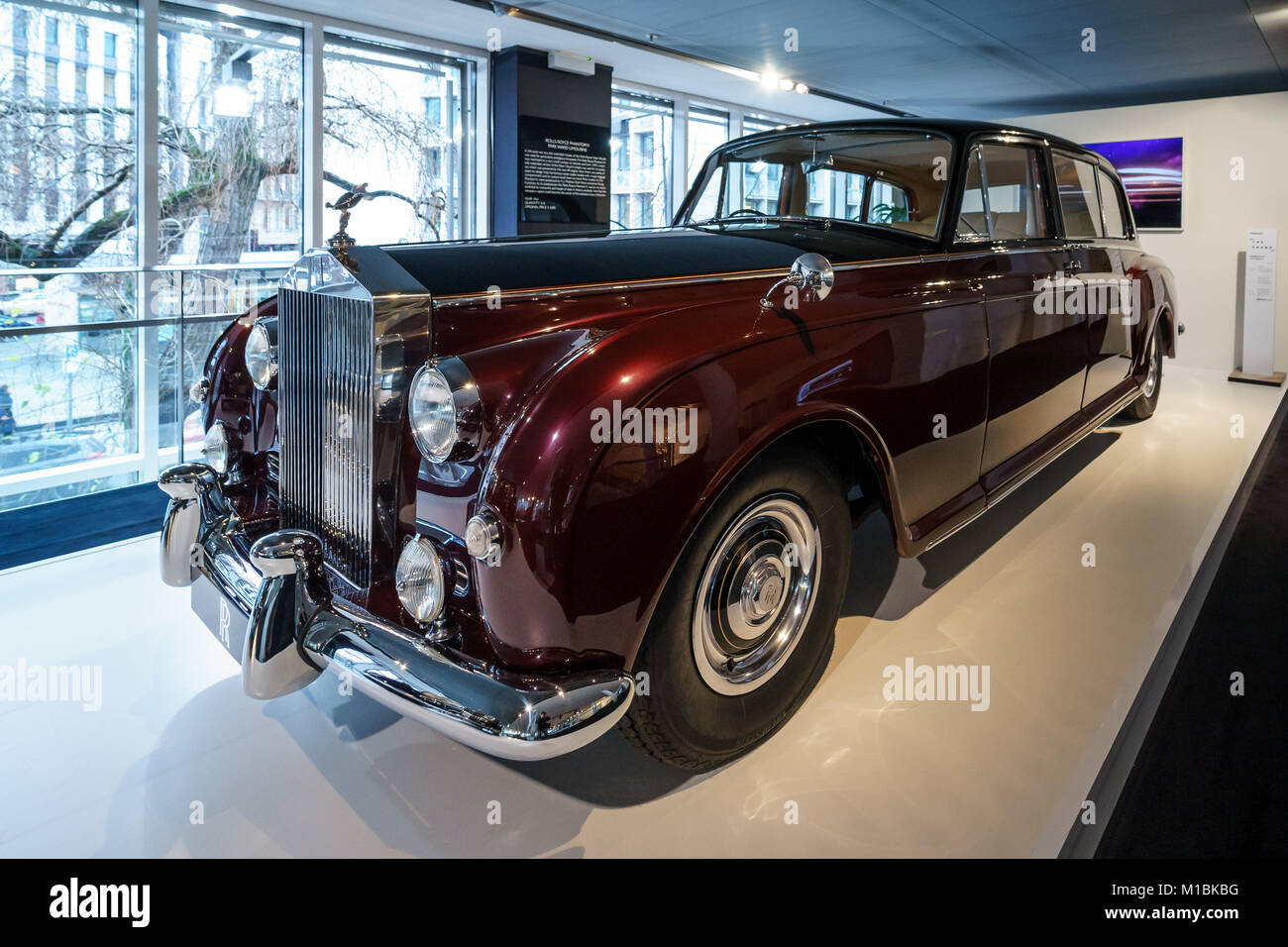 BERLIN - Dezember 21, 2017: Showroom. Ultra - Exklusive 4-türiger Limousine Rolls-Royce Phantom V, 1961. Aufbauten von Park Ward. Stockfoto