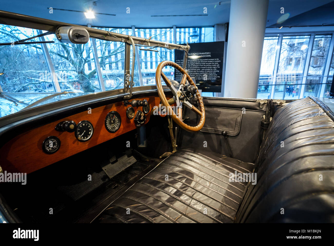 BERLIN - Dezember 21, 2017: Showroom. Innenraum der Luxury Car Rolls-Royce Phantom I Open Tourer, 1926. Aufbauten von windovers von London. Stockfoto