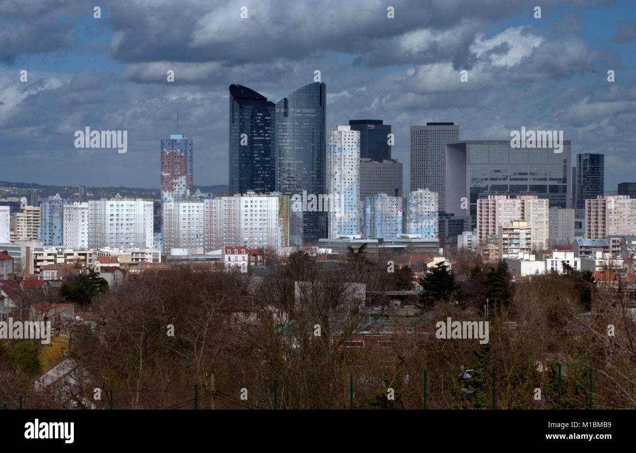 AJAXNETPHOTO. 1ST. APRIL 2006. PARIS, FRANKREICH. - DIE TÜRME DER LA-VERTEIDIGUNG IM GESCHÄFTSVIERTEL. DIE VERTEIDIGUNG VON ARC DE LA BEFINDET SICH RECHTS VON DIESEM FOTO. FOTO: JONATHAN EASTLAND/AJAX REF: D1X60104 854 Stockfoto