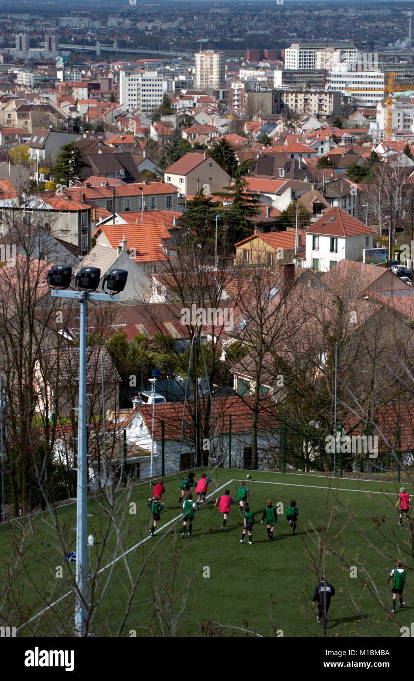 AJAXNETPHOTO. APRIL 2006. PARIS, FRANKREICH. - VORSTADTBLICK - DER RAND VON SURESNES UND NANTERRE DAHINTER. FOTO: JONATHAN EASTLAND/AJAX REF: D1X60104 860 Stockfoto