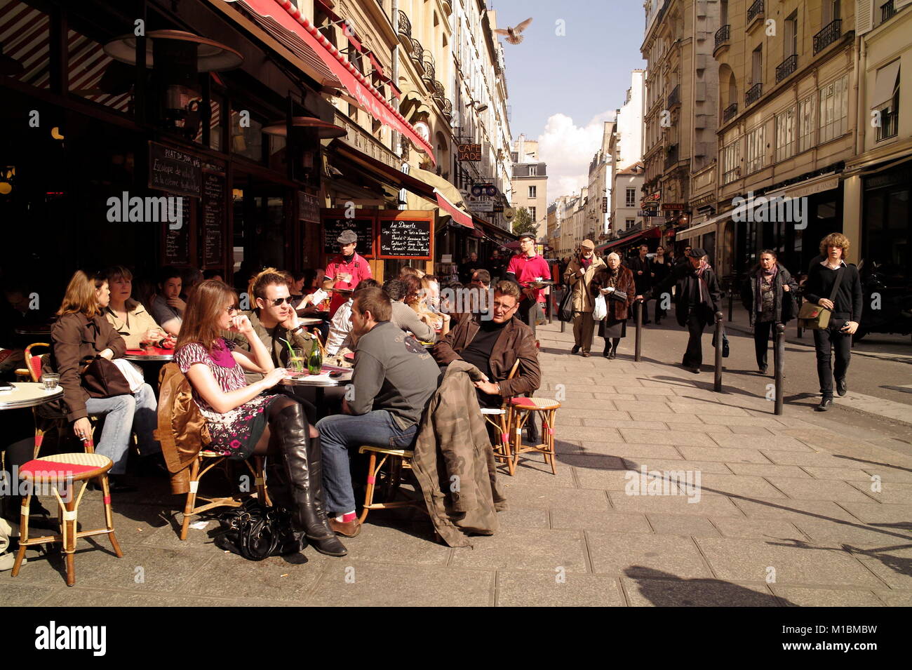 AJAXNETPHOTO. 2008 Paris, Frankreich. - CAFE GESELLSCHAFT - Gönner genießen Sie den Sonnenschein in der RUE ST. ANDRE D'ARTS. Foto: Jonathan Eastland/AJAX REF: 81604 314 Stockfoto