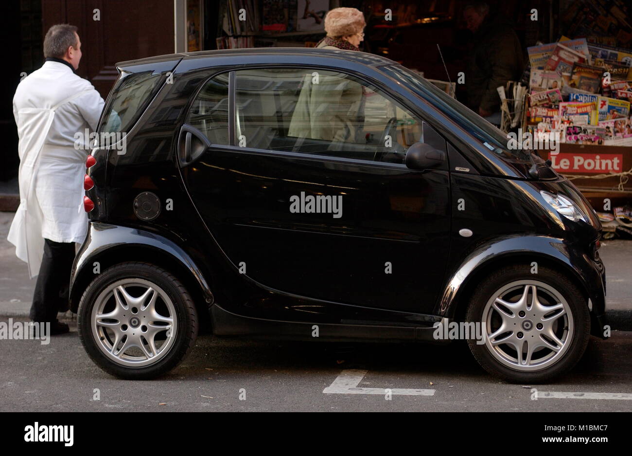 AJAXNETPHOTO. Dezember 2008. PARIS, Frankreich. - SMART - kompakte Smart AUTO NIMMT DIE HÄLFTE PARKPLATZ AUF DER STRASSE DER STADT. Foto; Jonathan Eastland/AJAX REF; D1 82712 1869 Stockfoto
