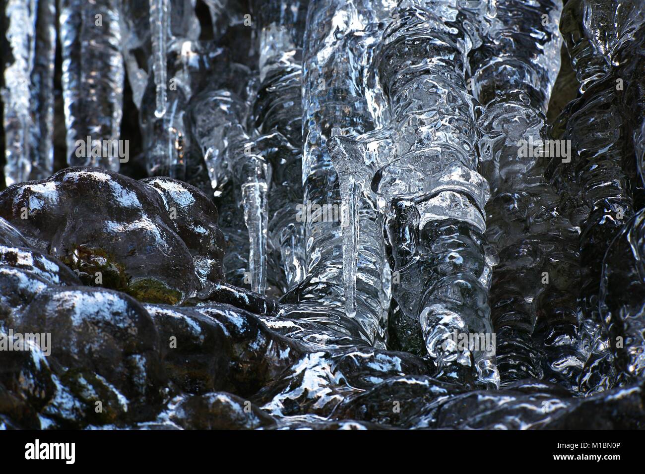 Interessante Eisformationen auf eine gefrorene Felswand in Finnland Stockfoto