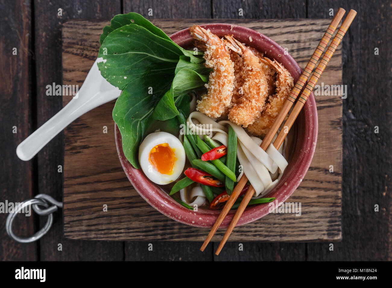 Ansicht von oben af Nudelsuppe mit Garnelen, Ei und pak-Choi ...