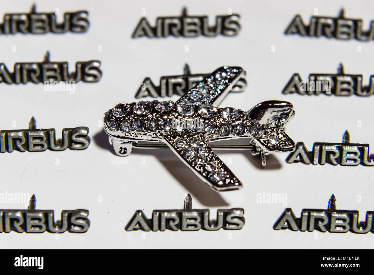 BERLIN - November 20, 2017: Women's Brosche in Form eines Flugzeugs auf einem Hintergrund von kleinen Pins AIRBUS. Stockfoto