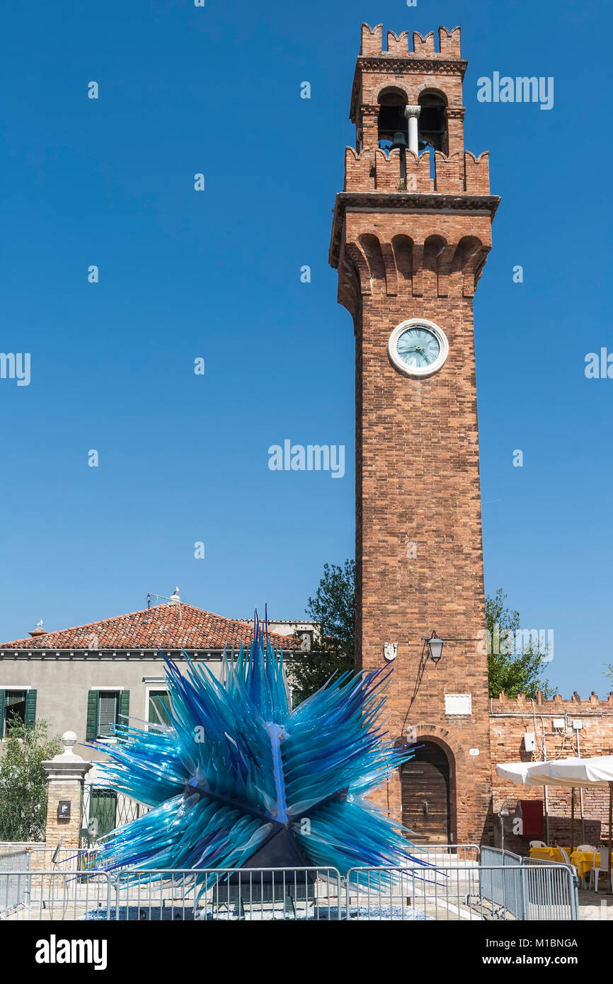 MURANO, Italien - 19 AUGUST 2012: Moderne Installation von Murano Glas vor der alten Glockenturm. Venedig. Italien Stockfoto