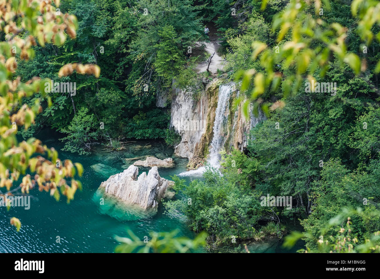 Wasserfall und See mit Steinen. Kroatien Stockfoto
