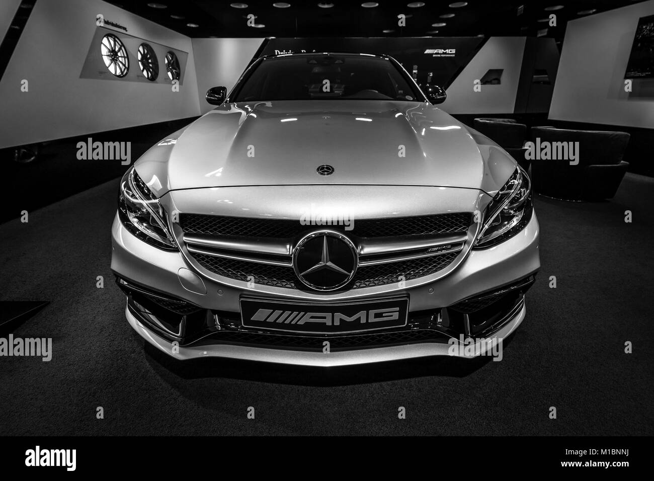 BERLIN - Dezember 21, 2017: Showroom. Mittelklasse Mercedes-Benz C-Klasse AMG C 63 (W205). Schwarz und Weiß. Seit 2015. Stockfoto