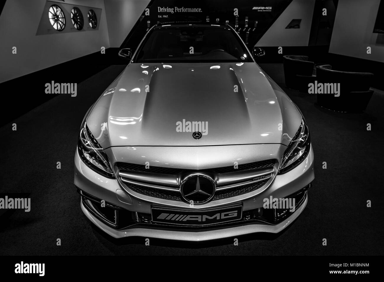 BERLIN - Dezember 21, 2017: Showroom. Mittelklasse Mercedes-Benz C-Klasse AMG C 63 (W205). Schwarz und Weiß. Seit 2015. Stockfoto