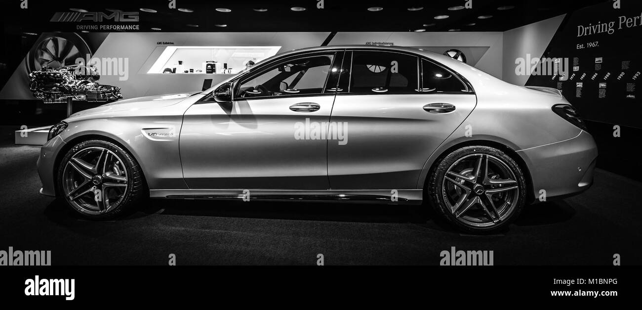 BERLIN - Dezember 21, 2017: Showroom. Mittelklasse Mercedes-Benz C-Klasse AMG C 63 (W205). Schwarz und Weiß. Seit 2015. Stockfoto