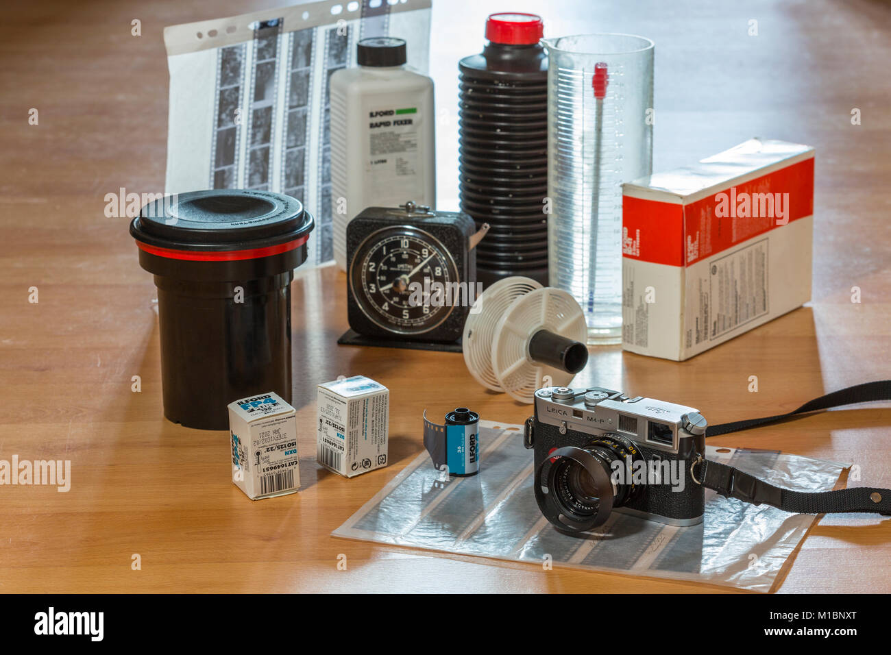 Die analoge Fotografie. Leica Kamera, 35mm-Filme und die Entwicklung von Geräten. Stockfoto