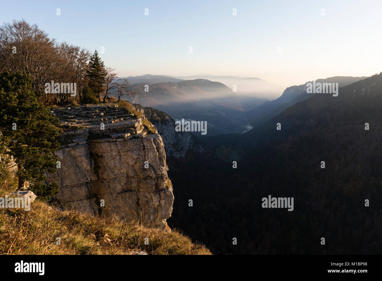 Creux-du-Van oder Creux du Van: felsige Amphitheater bei Sonnenaufgang, Kanton Neuenburg, Schweiz Stockfoto