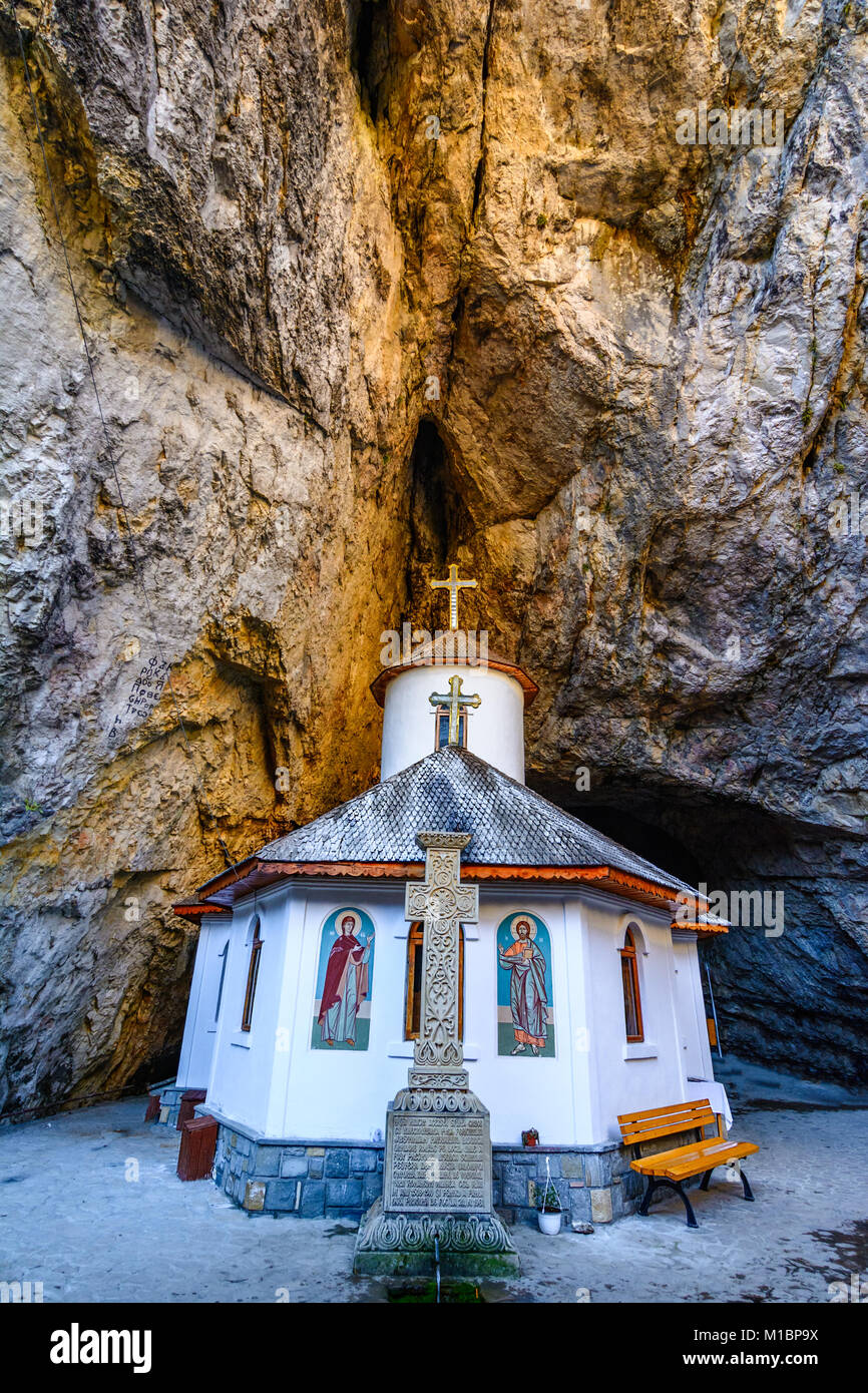 Ialomitei Höhle, Bucegi Bergen, der heiligen Apostel Petrus und Paulus Kirche ein Stockfoto